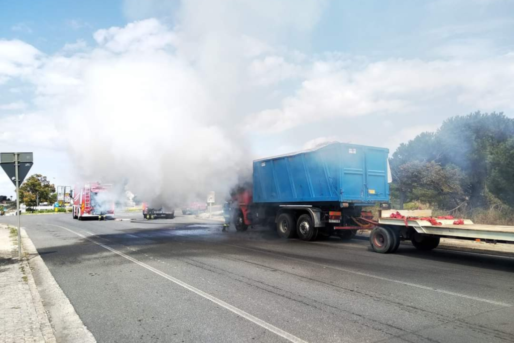 camion in fiamme a ragusa